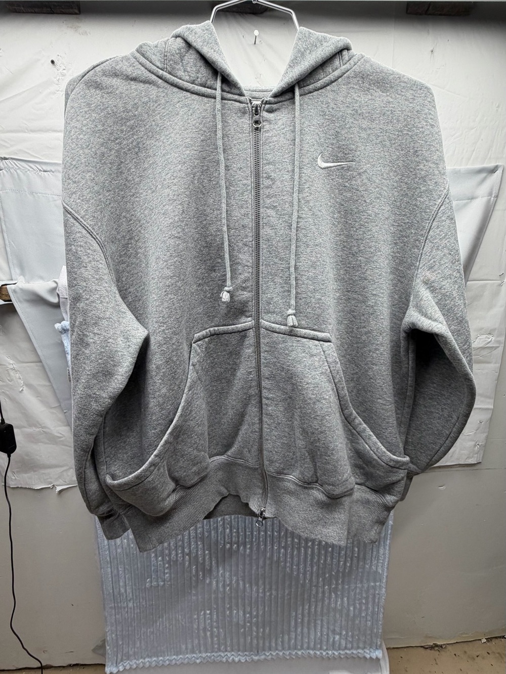 Nike Light Grey Full-Zip Hoodie with Swoosh